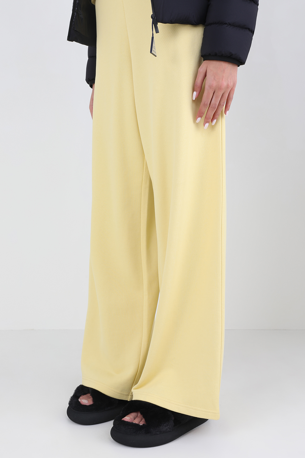 תמונת כל הלוק של סנדלי פרווה טבעונית